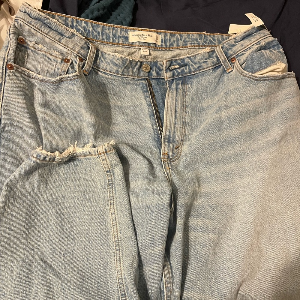 Abercrombie and Fitch 80s mom Jean curve love in short length